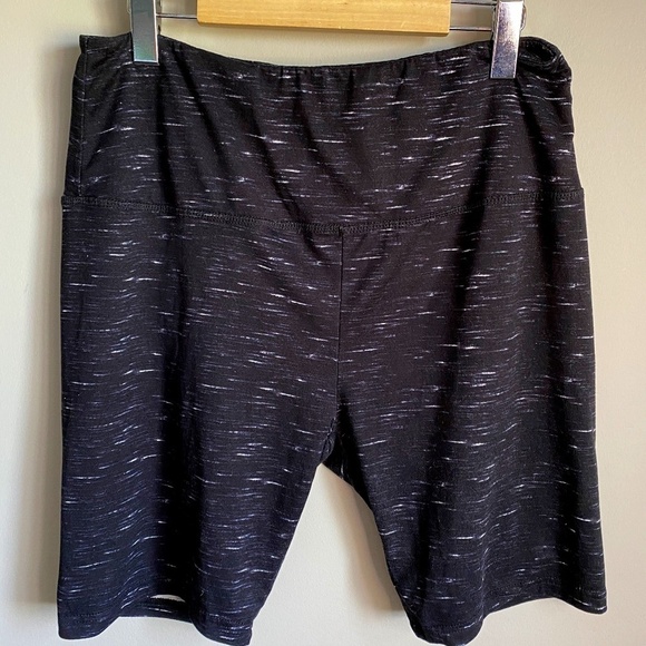 Sho Sho Women's Black / White Streaks Yoga Shorts Size 1X - Picture 1 of 9